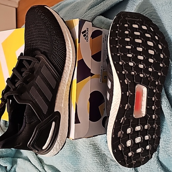 Addidas UltraBoost - Picture 2 of 4